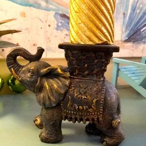ELEPHANT CANDLE HOLDER WITH GOLDEN SPARKLY SWIRLY CANDLE INCLUDED. So cute🎄🎄🎄